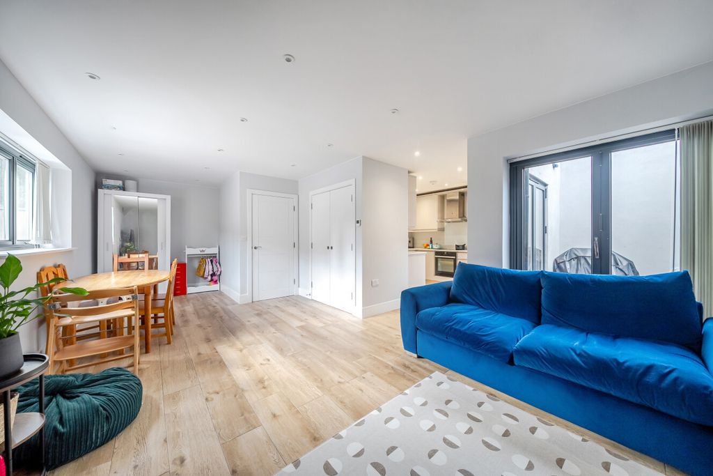 Property photo 2 of 11 1431226-9-69c4147...