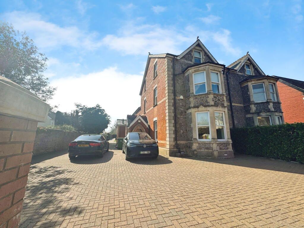 Property photo 1 of 32