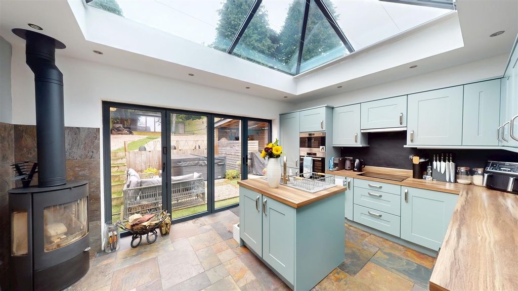 Property photo 3 of 26 Kitchen/Breakfast Room