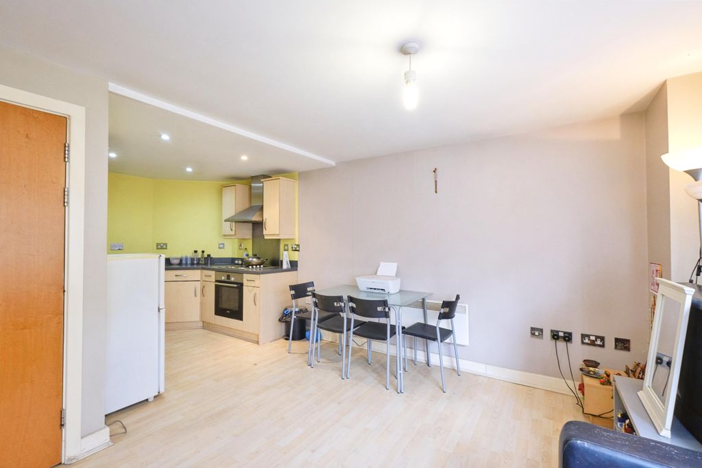 Property photo 3 of 15 Studio