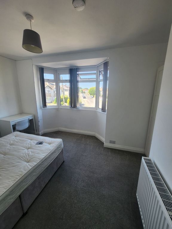 Property photo 1 of 17 Bright Double Bedroom With A Bay Window Letting In...