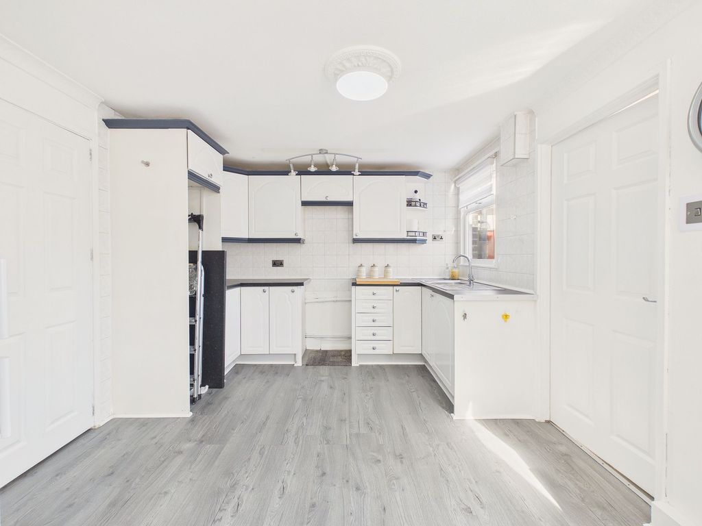 Property photo 2 of 12 Dining Kitchen