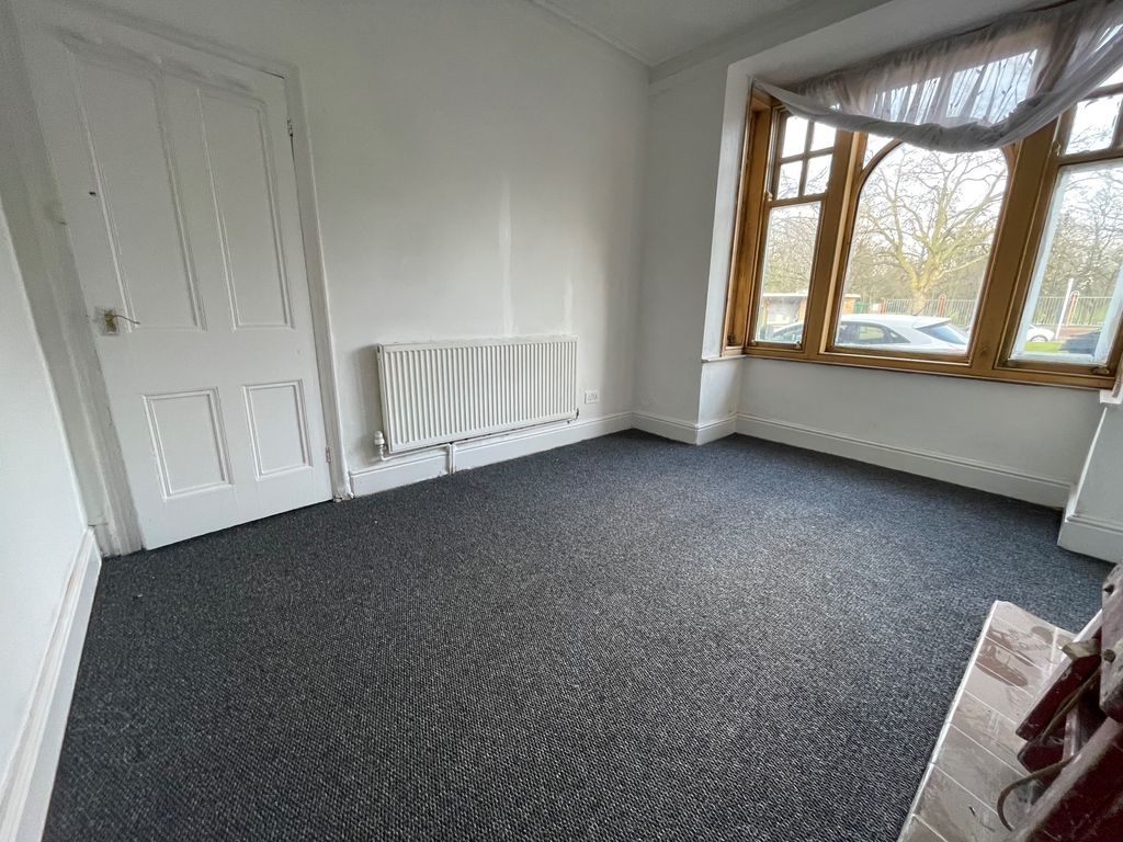 Property photo 3 of 10 Living Room
