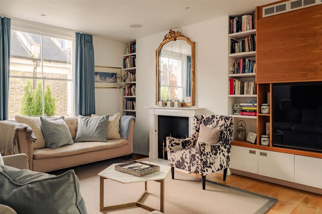 Property photo 1 of 25 Living Room