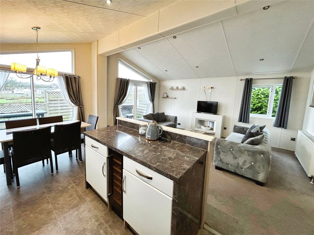 Property photo 2 of 14 Kitchen/Lounge