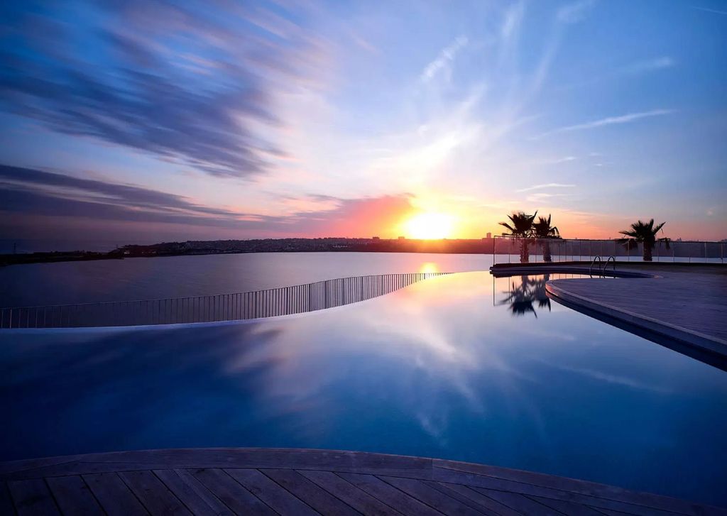 Property photo 2 of 15 A Modern Three-Bedroom Apartment For Sale In Istanbul - Communal Pool With Amazing Sunsets