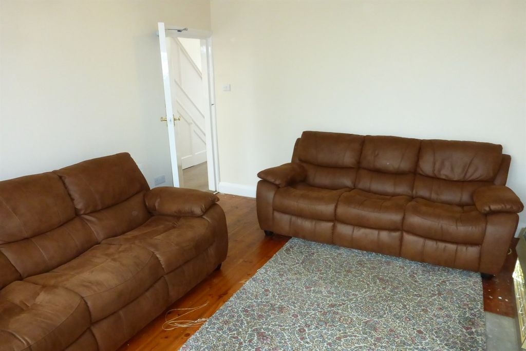 Property photo 1 of 10 (Main)