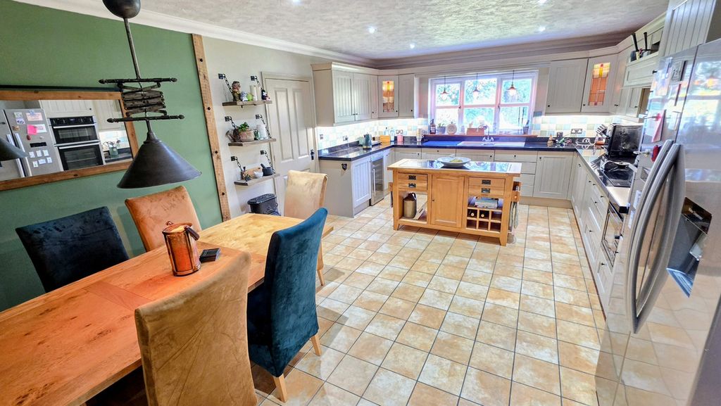 Property photo 2 of 27