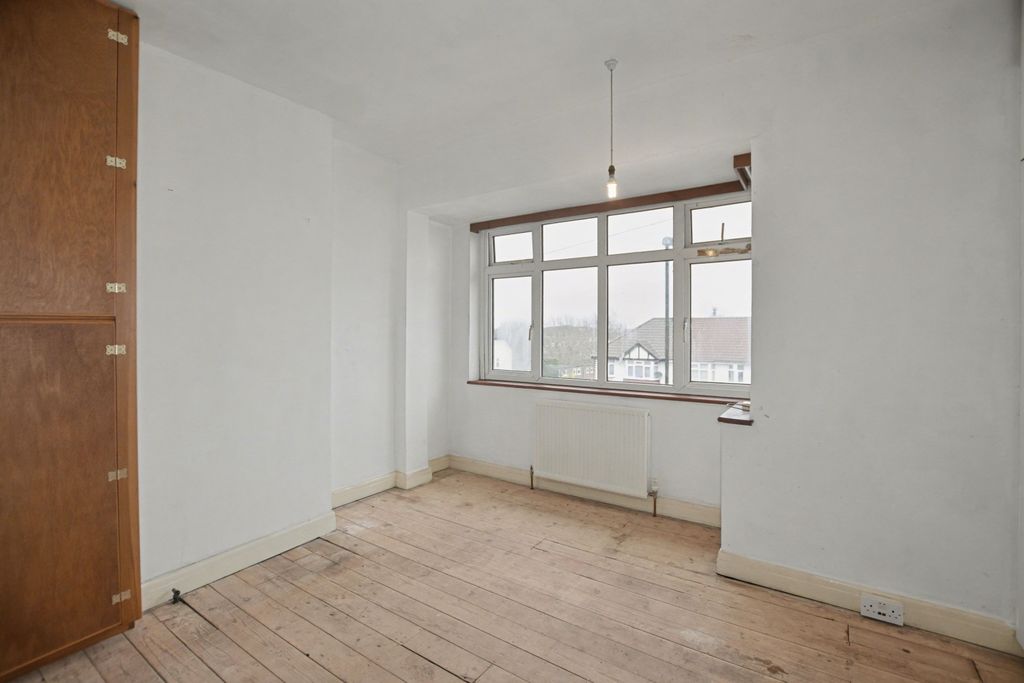 Property photo 3 of 13 44 Dunkery Road, Eltham, London, Se9 4Hz