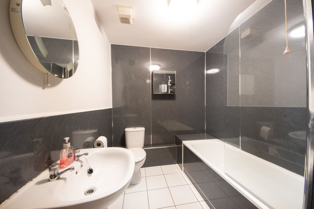 2 bed flat to rentY Lanfa, Trefechan, Aberystwyth SY23 photo 5