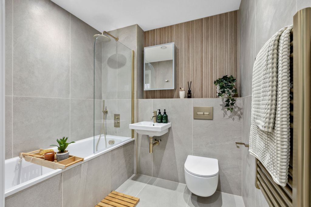 Property photo 2 of 14 Show Apartment Bathroom