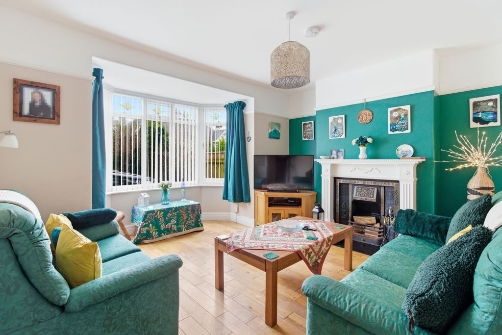 Property photo 2 of 31 Lounge