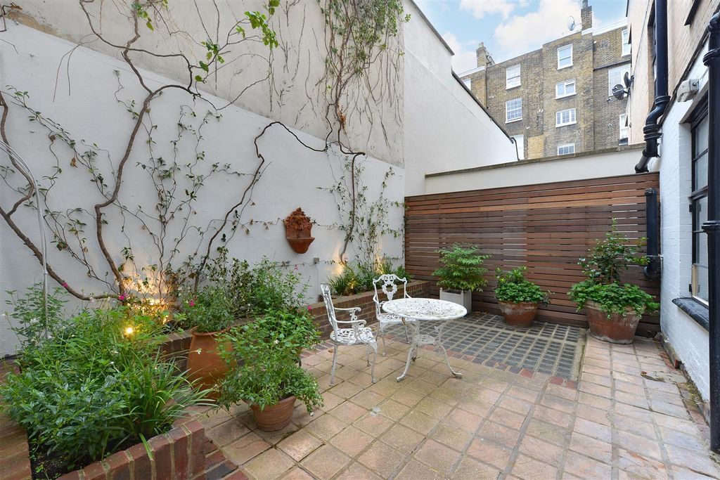 Property photo 1 of 9 Courtyard.Jpg