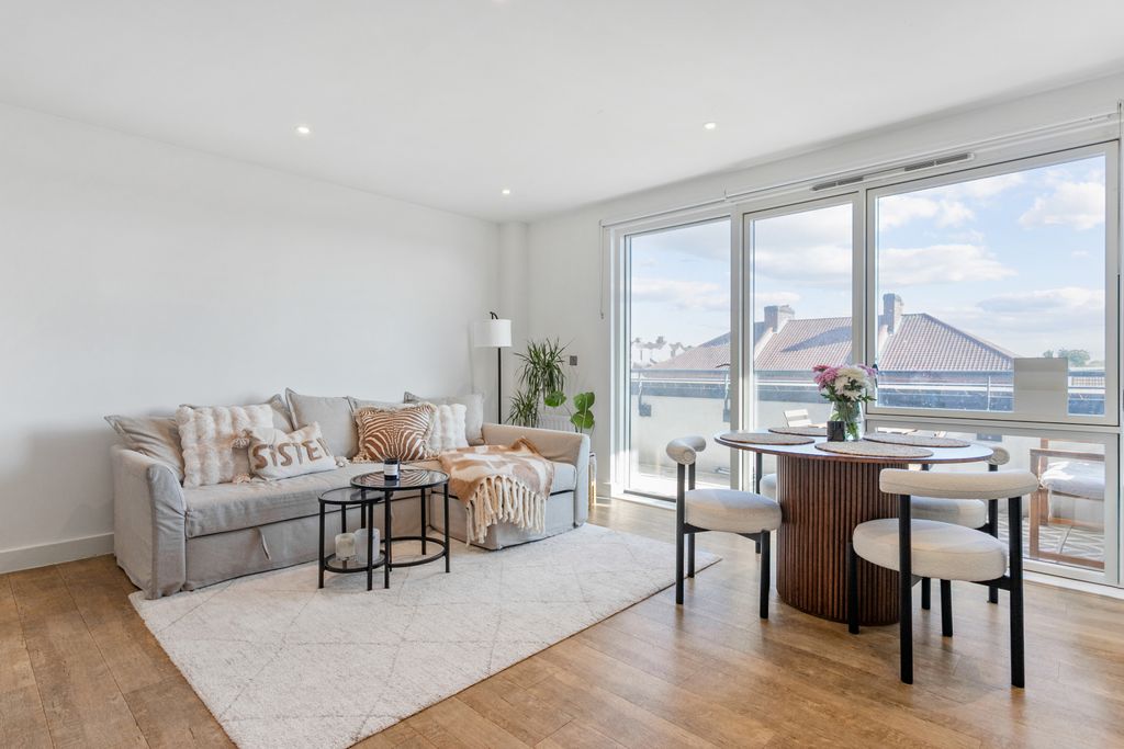 Property photo 1 of 12 1 Bed Flat For Sale Montmorency House, London N11