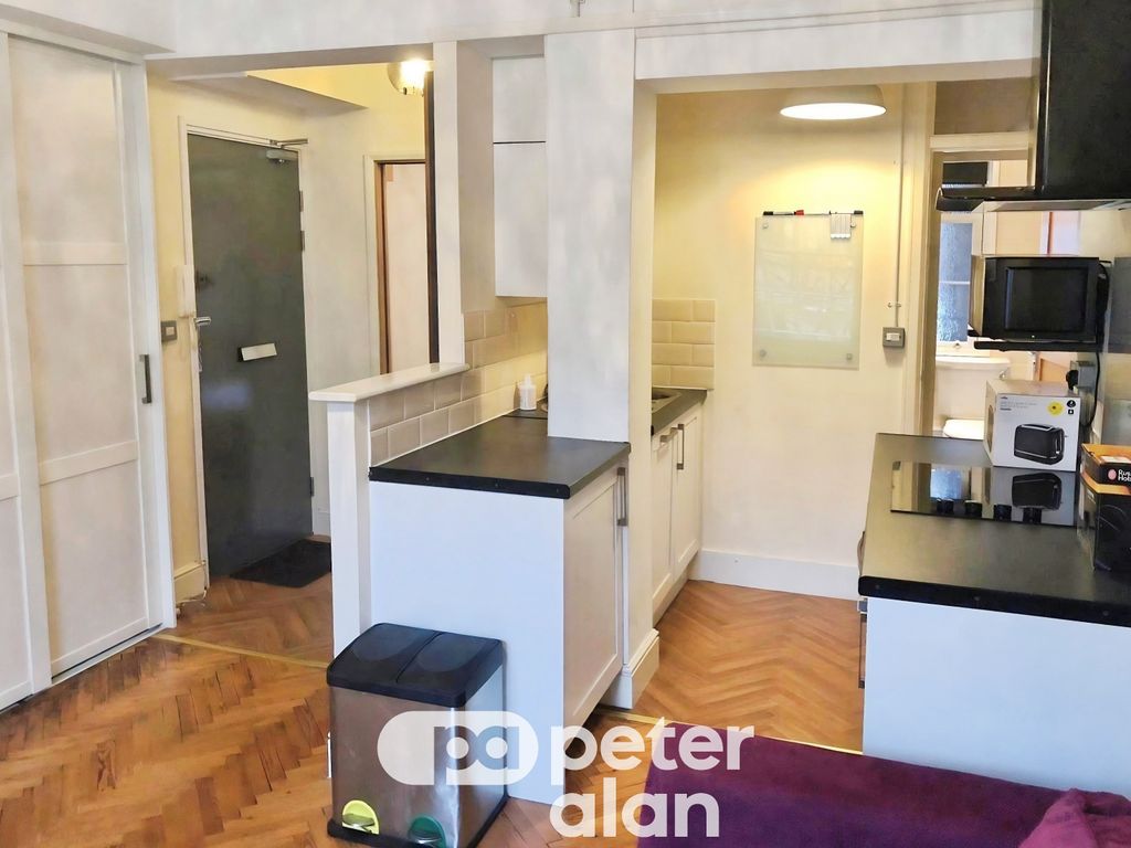 Property photo 3 of 7 Kitchen