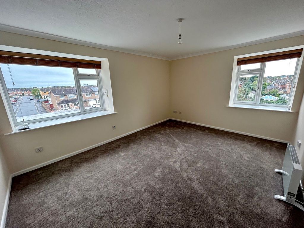Property photo 3 of 10 Lounge