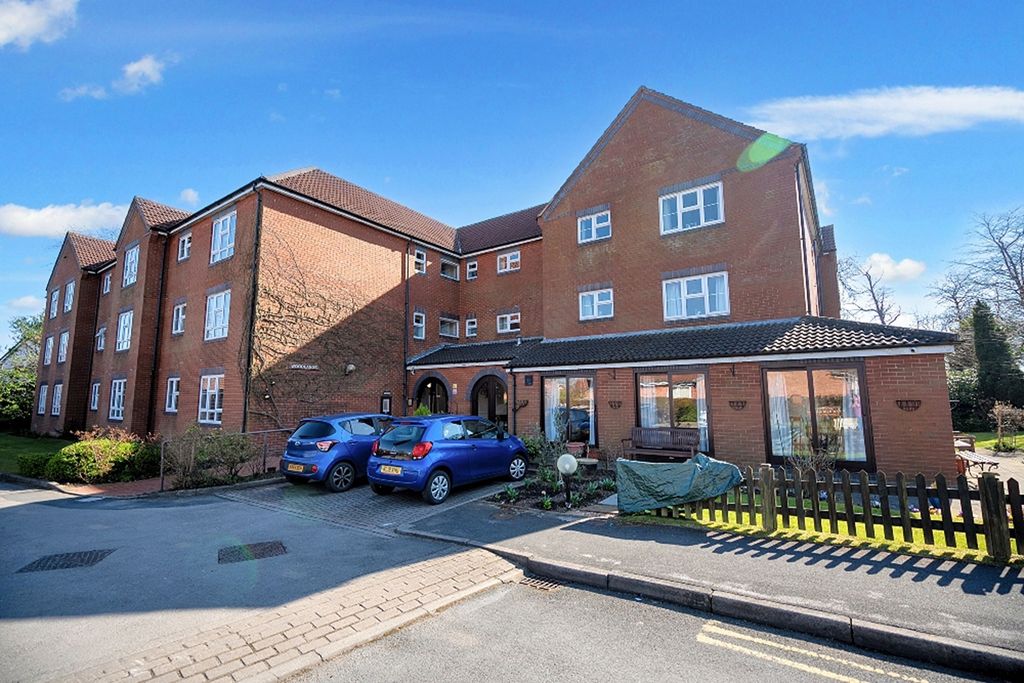 Property photo 1 of 10 Flat 2 Woodlands, The Spinney, Leeds, Ls17 6Tq