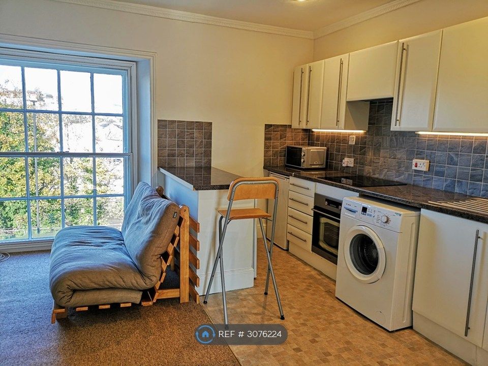Property photo 3 of 19 Kitchen