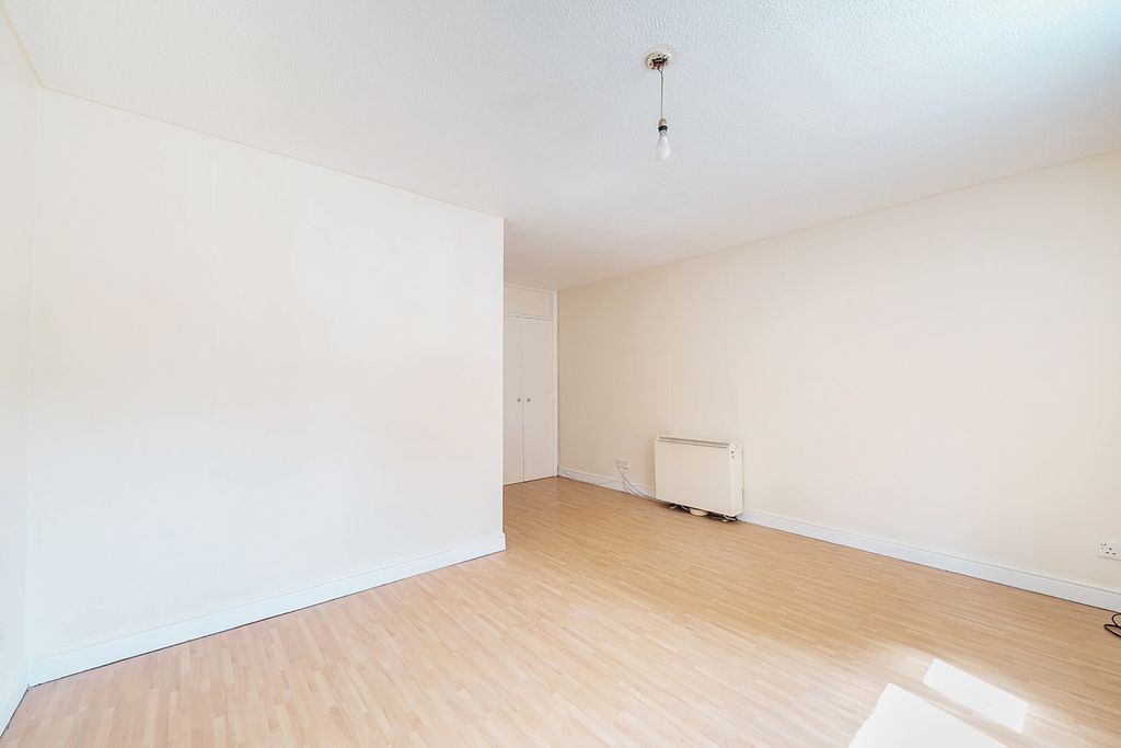 Property photo 3 of 15 1334310-4-688Ca86...