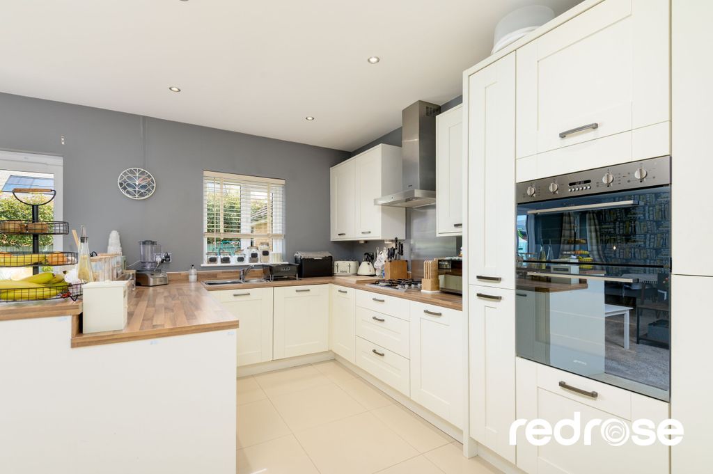 Property photo 2 of 19 Web_4 Magill Close-16