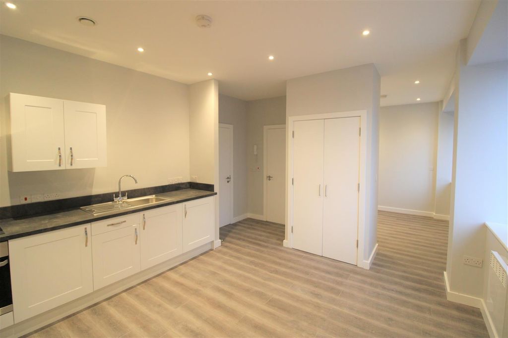 Property photo 2 of 7 Lounge / Kitchen