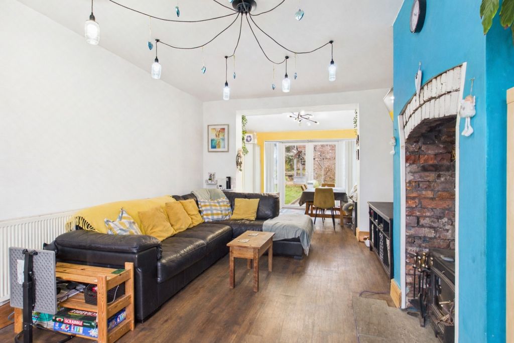 Property photo 2 of 15 Bright Living Room With Garden View