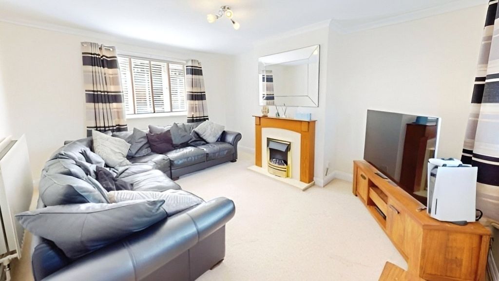 Property photo 2 of 17 Lounge