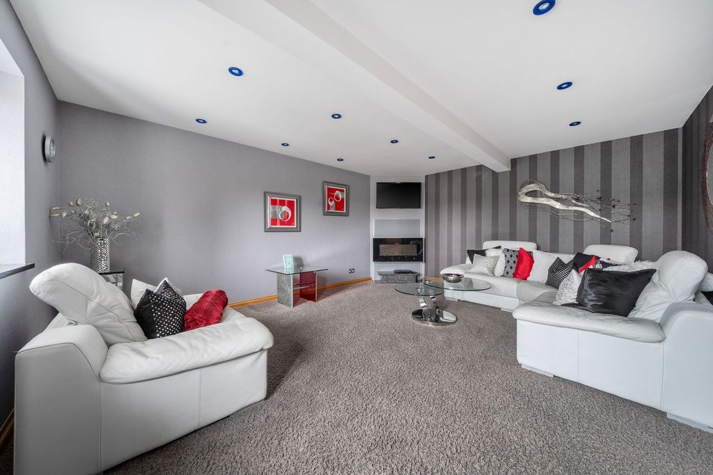 Property photo 2 of 16 Sitting Room