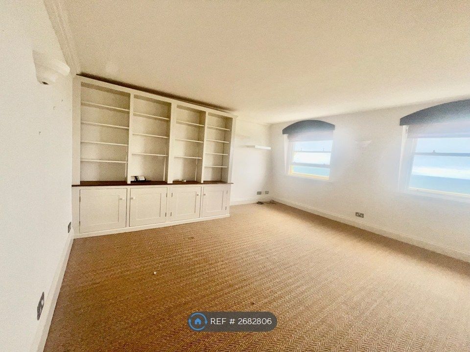 Property photo 1 of 21 Living Room (Unoccupied)