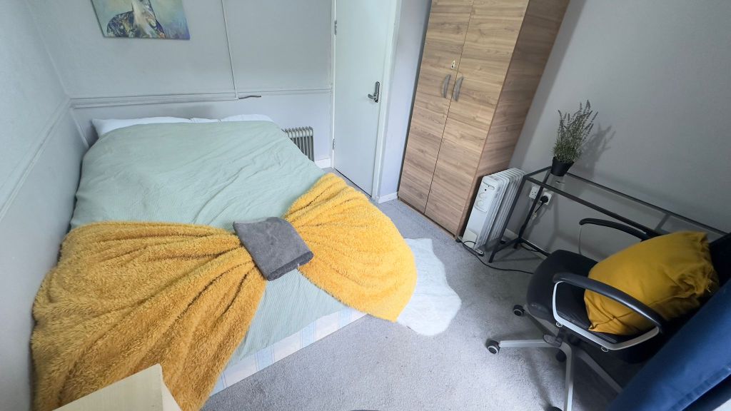 Property photo 2 of 11 Room 2- £680 Available From 15/08/2026