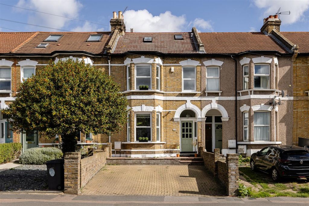Property photo 1 of 46 Fairlop Road, E11
