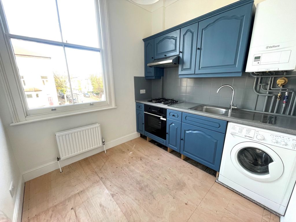 Property photo 2 of 6 Photo 4