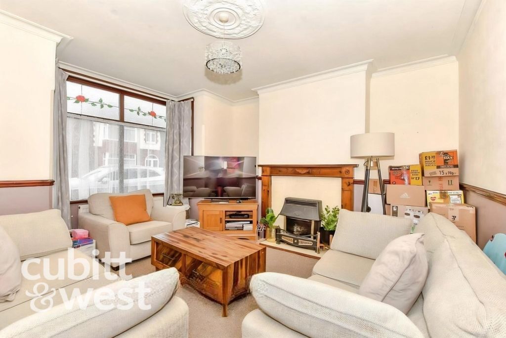 Property photo 2 of 11