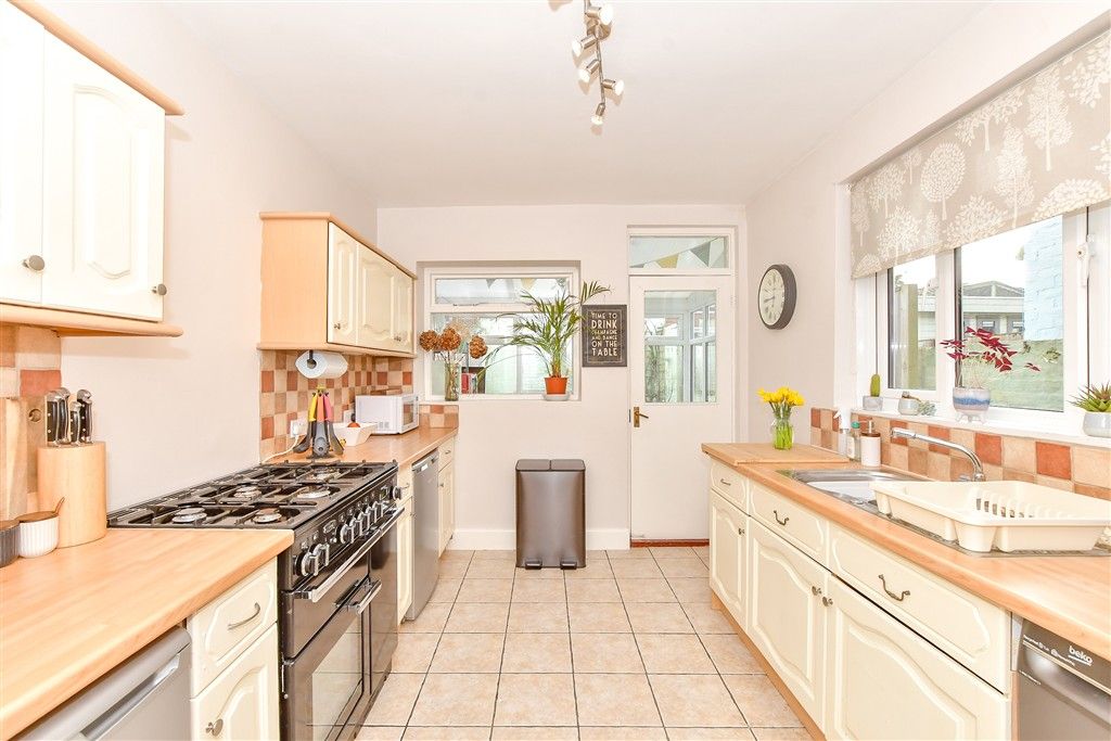 Property photo 2 of 10 Kitchen