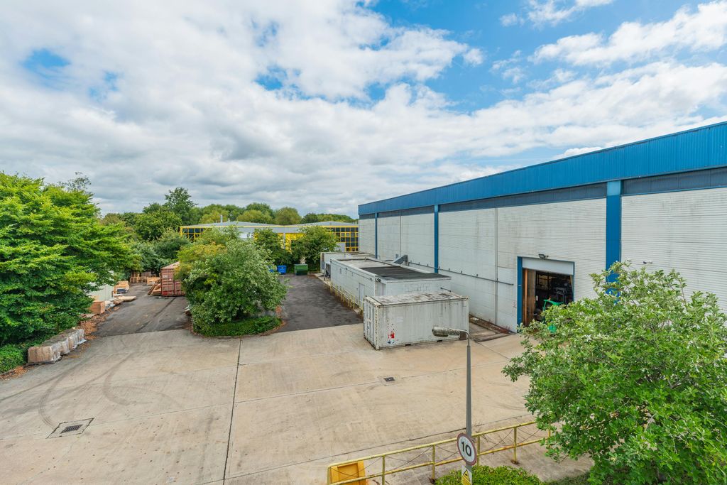 Property photo 3 of 16 Metric House Westmead Ind Est Swindon10.Jpg