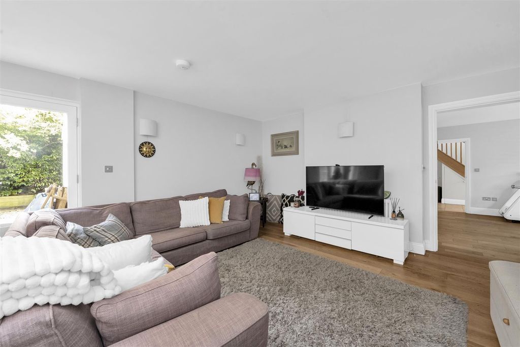Property photo 3 of 12 47-Roundwood-Park-06.Jpg