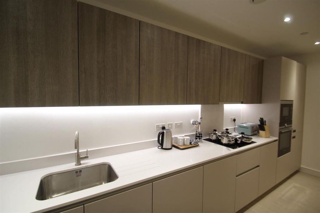 Property photo 3 of 12 Kitchen