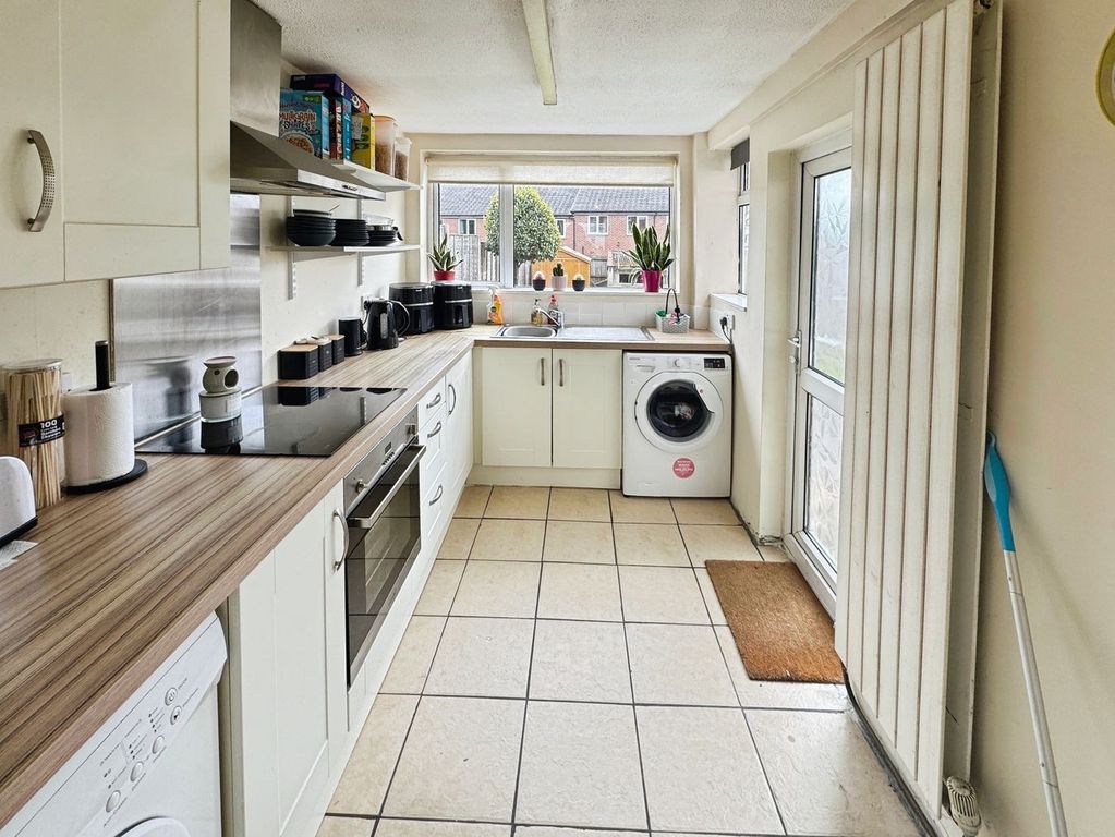 Property photo 3 of 11 Kitchen