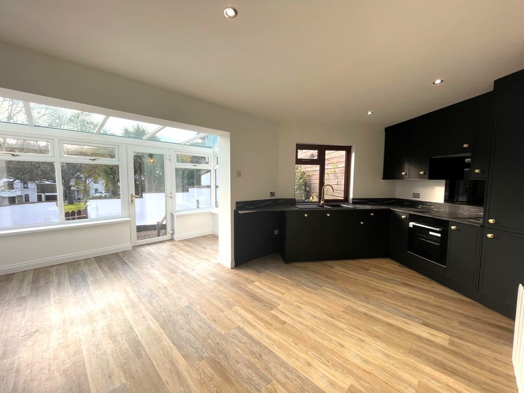 Property photo 2 of 11 Kitchen