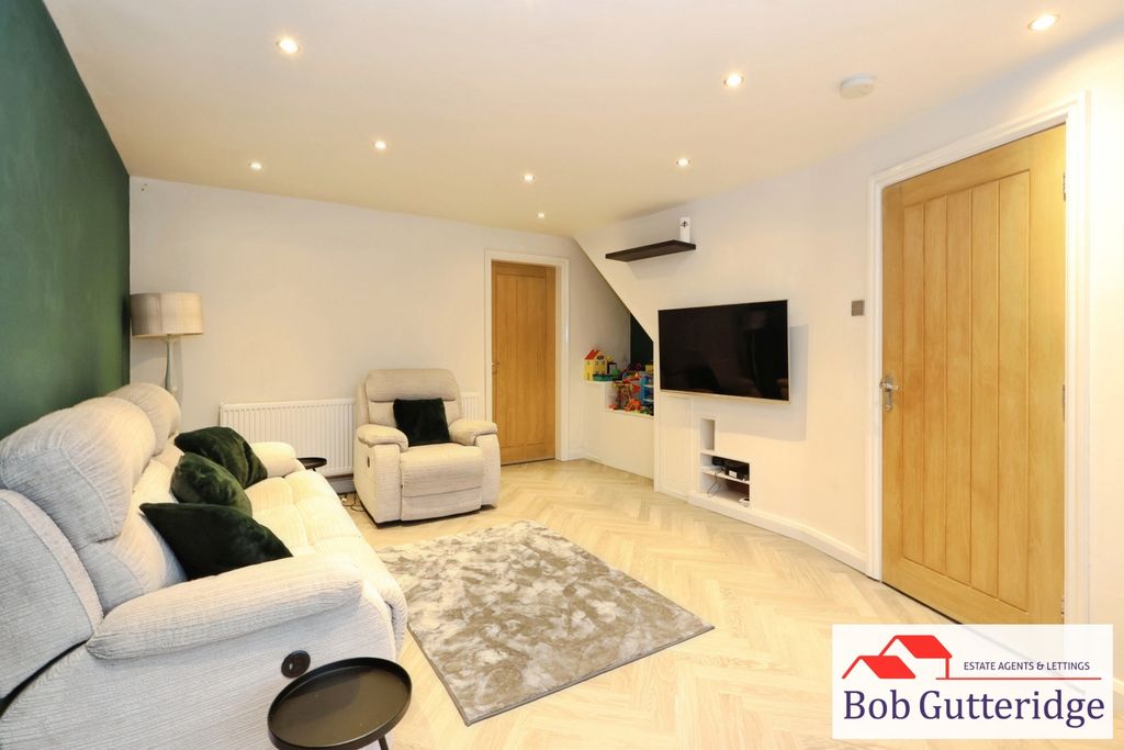 Property photo 3 of 28 Lounge