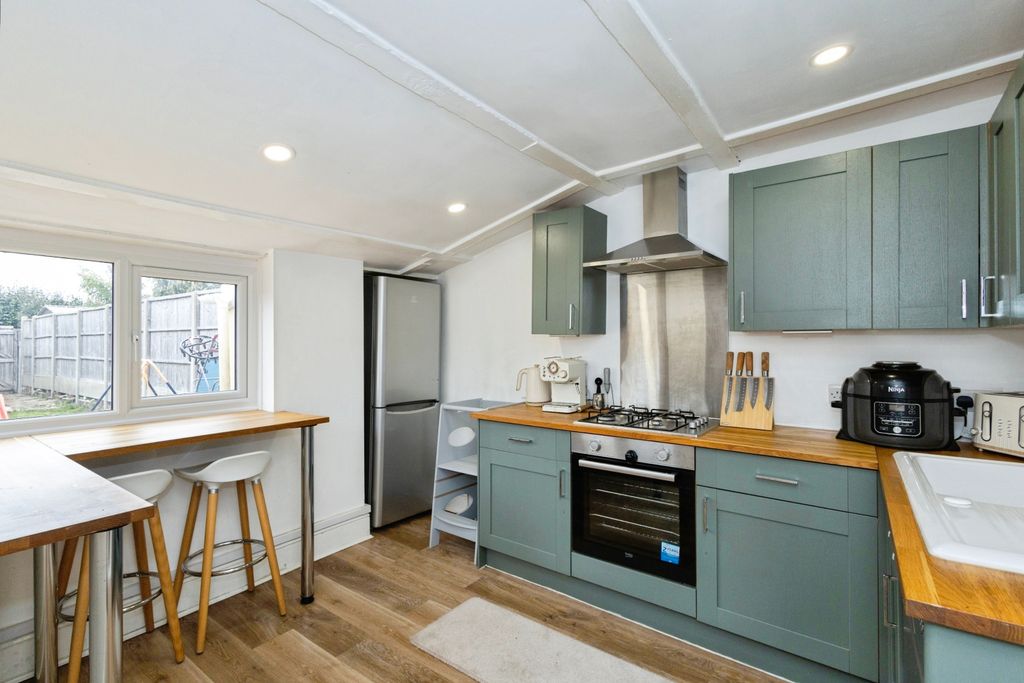 Property photo 2 of 20