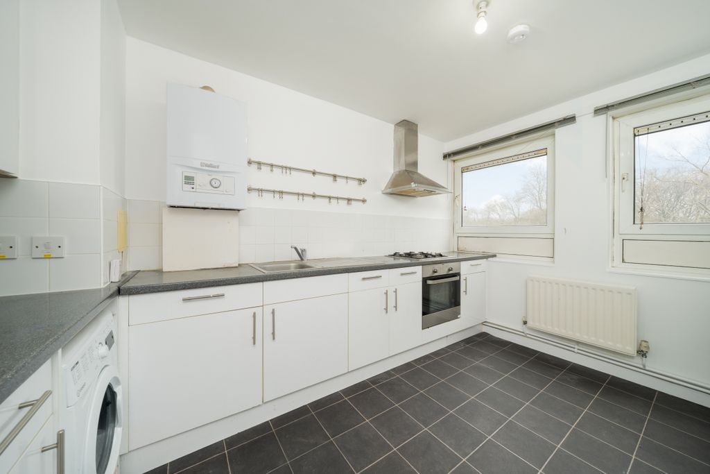 Property photo 3 of 8 Stangate 9 - (4 O...