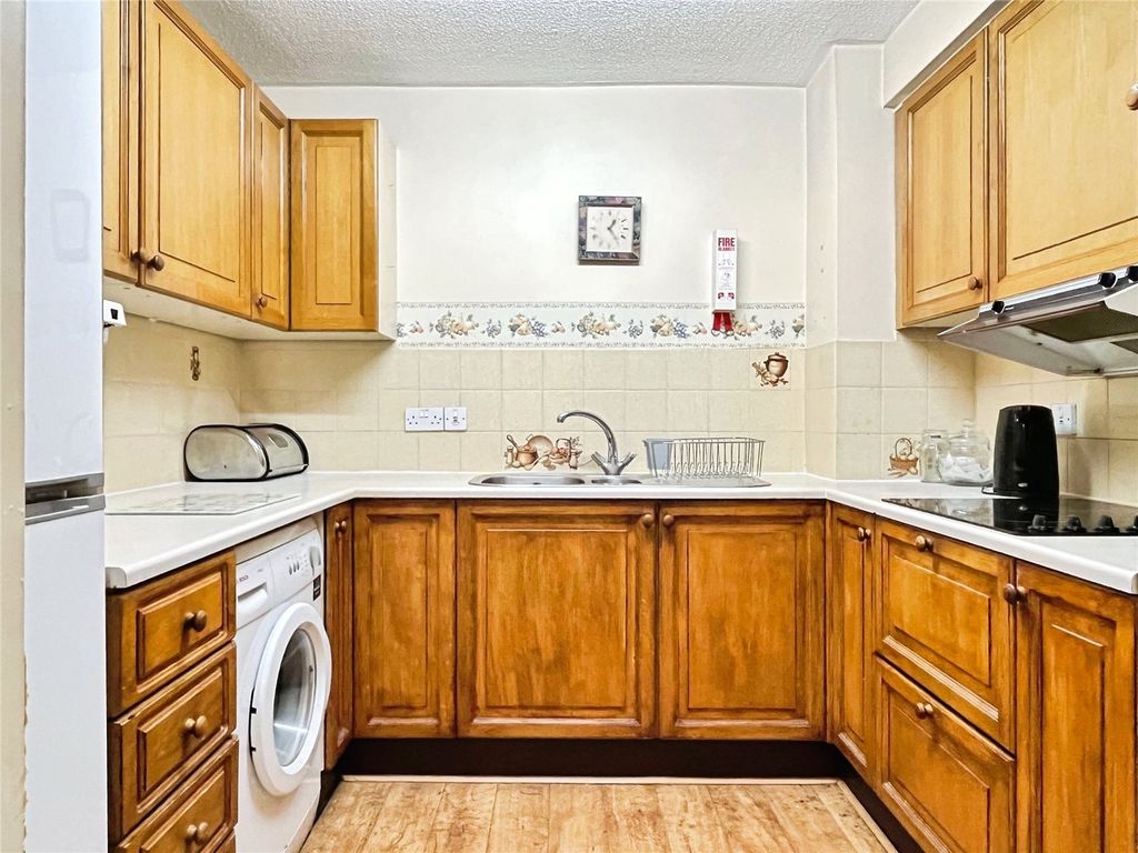 Property photo 3 of 10 Kitchen