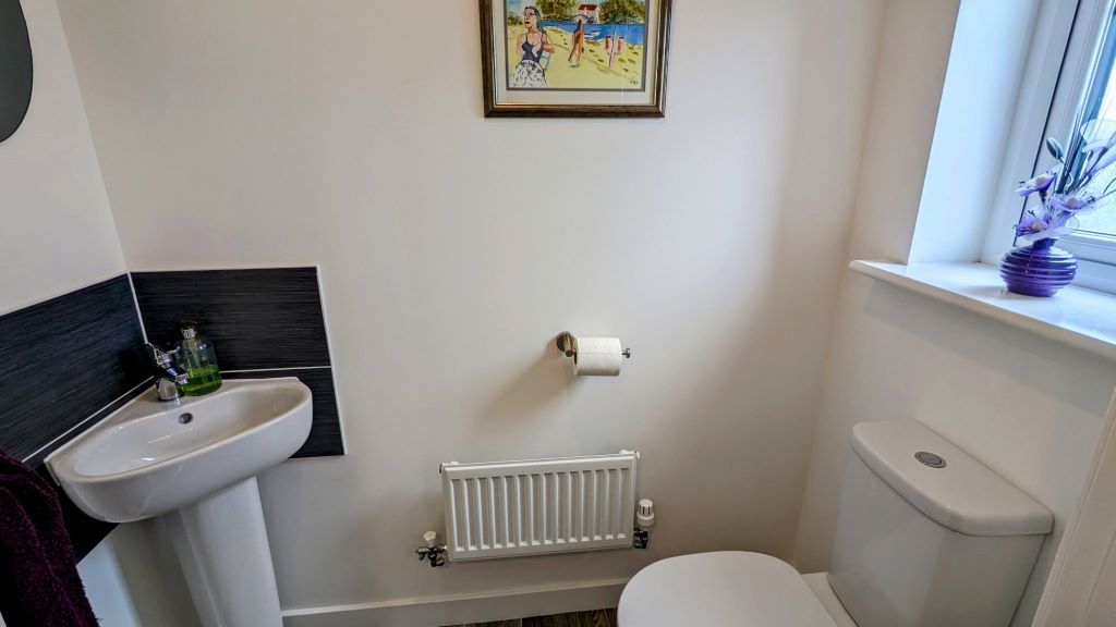 Property photo 2 of 11 Cloakroom