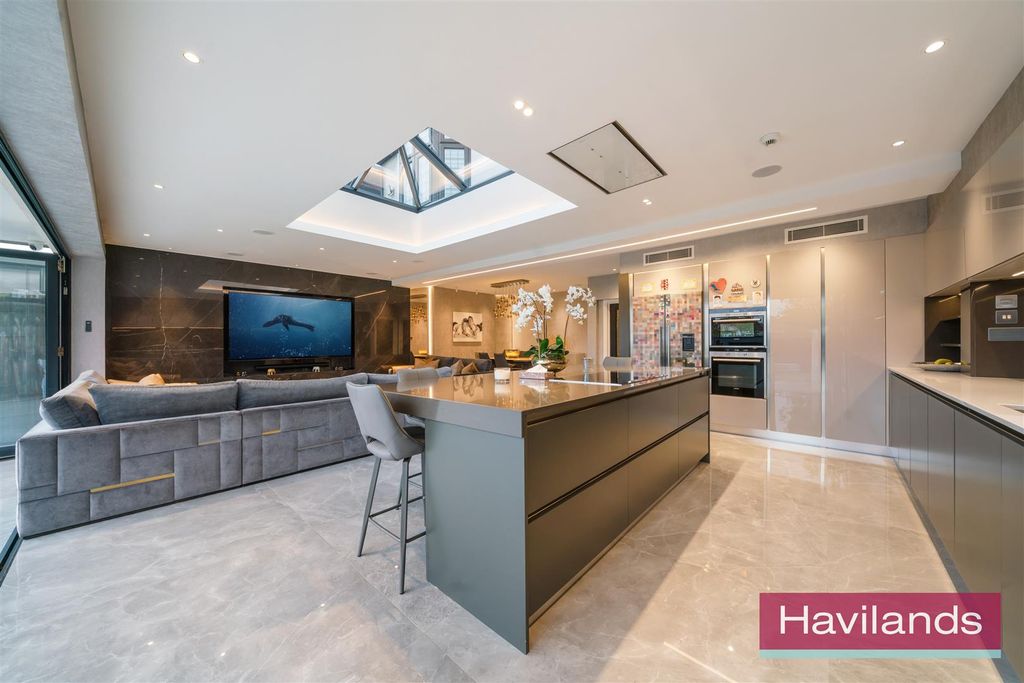 Property photo 2 of 22 Broadfields Avenue-15.Jpg