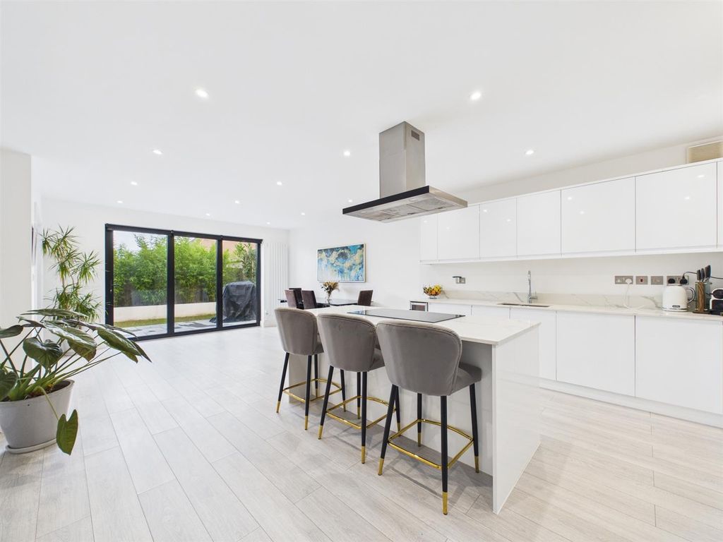 Property photo 2 of 40 Cam02885G0-Pr0564-Still026.Jpg