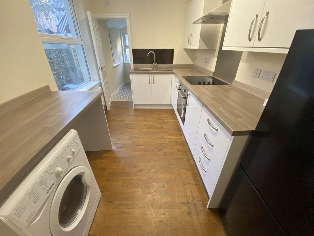 Property photo 3 of 6 Kitchen