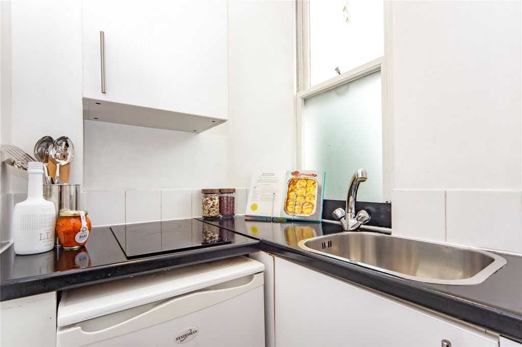 Property photo 3 of 9 Kitchen