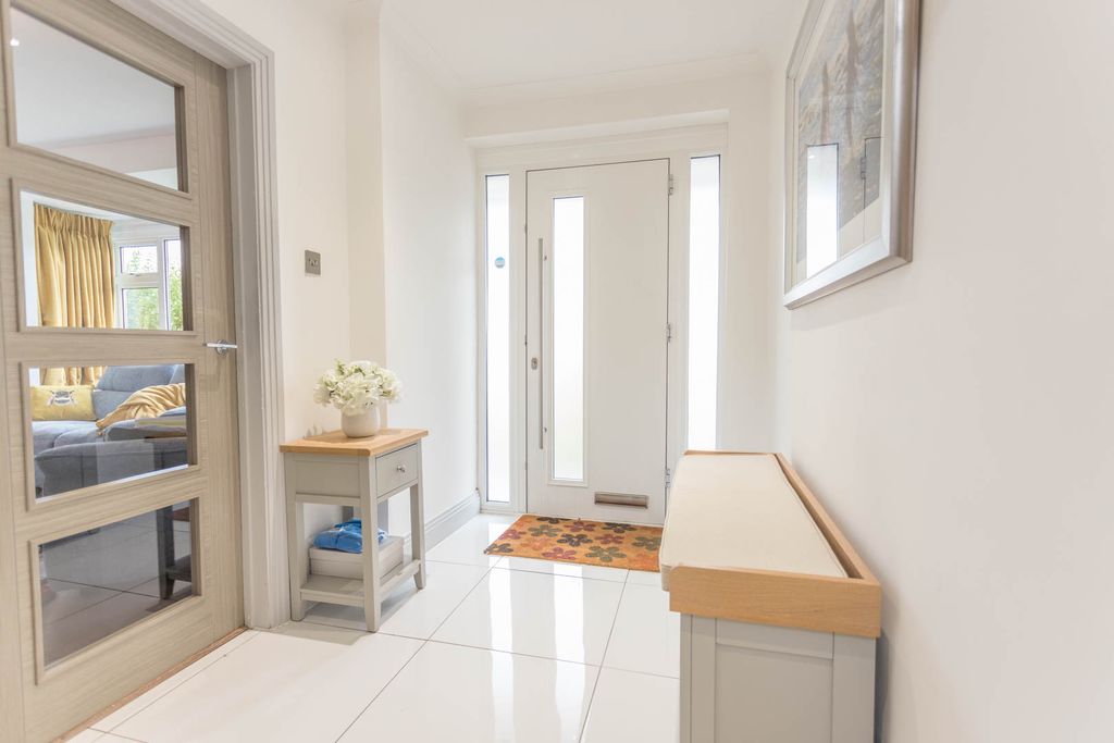 Property photo 3 of 18 Entrance Hall
