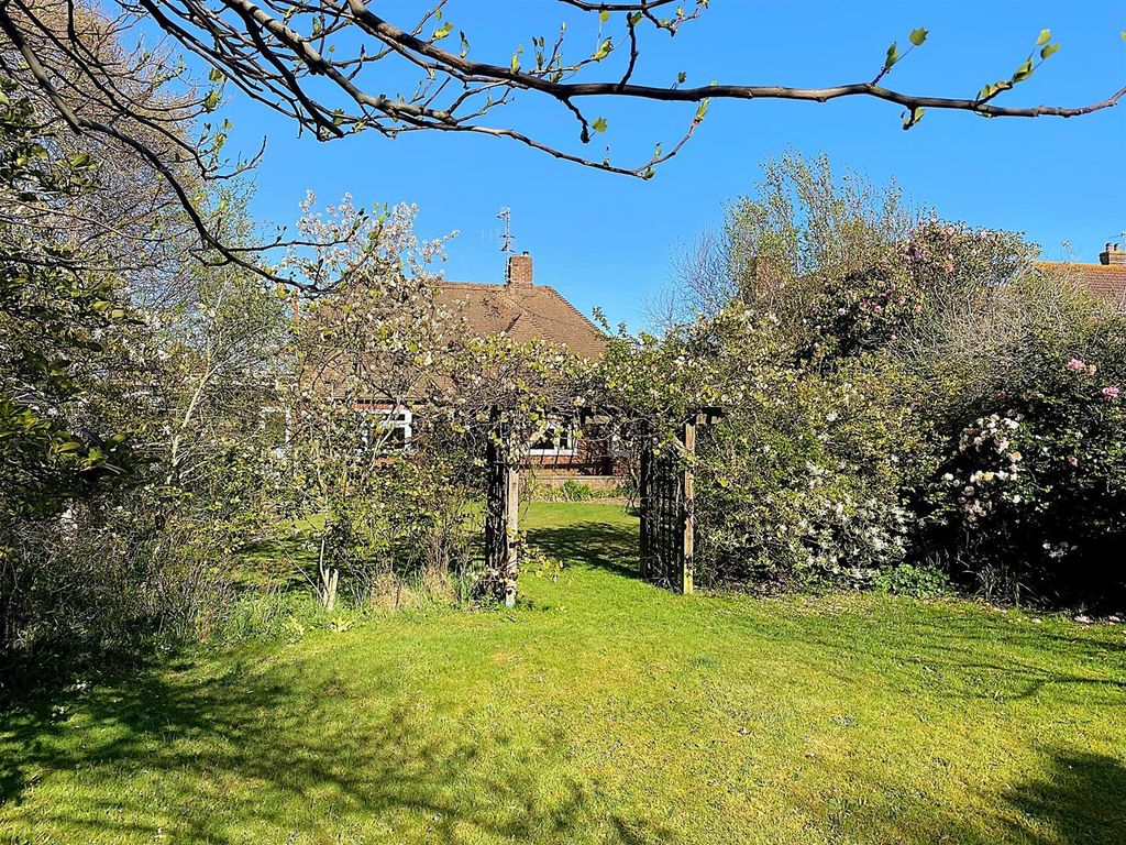 Property photo 2 of 25 6 Southcourt Ave - Garden1.Jpg
